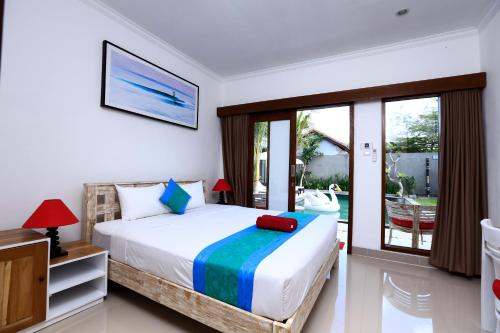 坎古坎古冲浪酒店的一间卧室设有一张床和一个滑动玻璃门