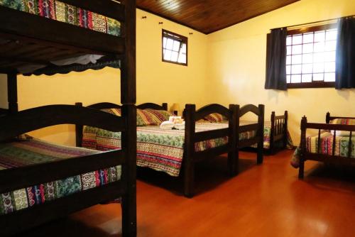 坎波斯杜若尔当托卡布罗姆利亚旅馆的一间卧室配有两张双层床。