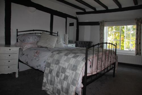 MayfieldRose and Crown的一间卧室设有一张床和一个窗口