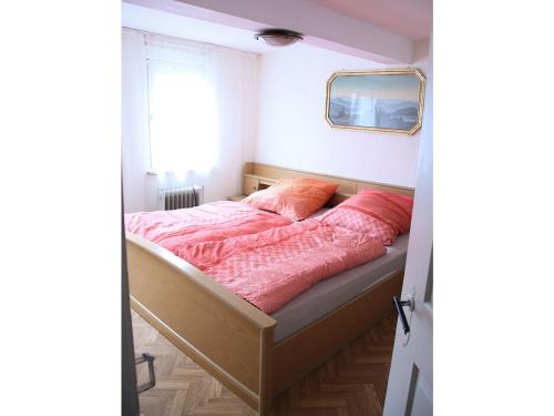 GösenrothHaus Mersche的一间卧室配有一张带粉色床单和镜子的床
