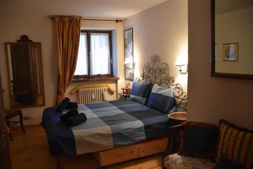 韦朗Casa Pascal的一间卧室配有一张带蓝色毯子的床和窗户。