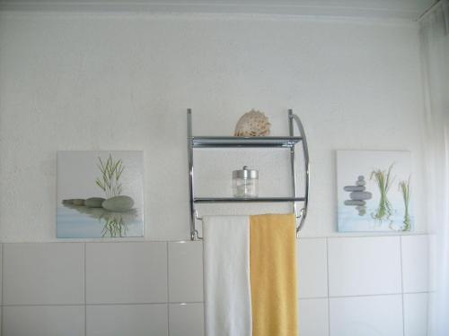 Bechenheim亚当公寓酒店的带淋浴帘的浴室内的毛巾架