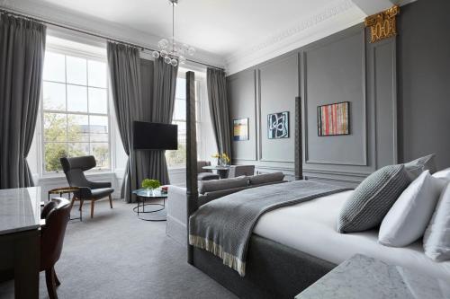 格拉斯哥Kimpton Blythswood Square Hotel & Spa, an IHG Hotel的一间带特大号床的卧室和一间客厅