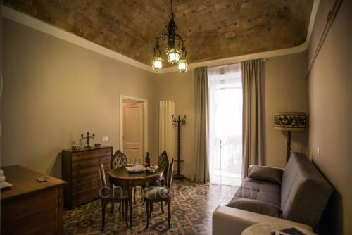 苏尔莫纳La Dimora del Falconiere - Luxury Suites的客厅配有沙发和桌子