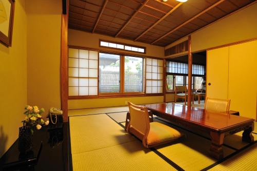 山之内町Shibu Onsen KOKUYA的一间带木桌和椅子的用餐室
