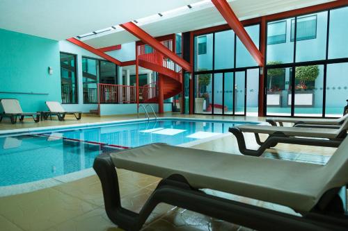 Excellence Express & Suites内部或周边的泳池