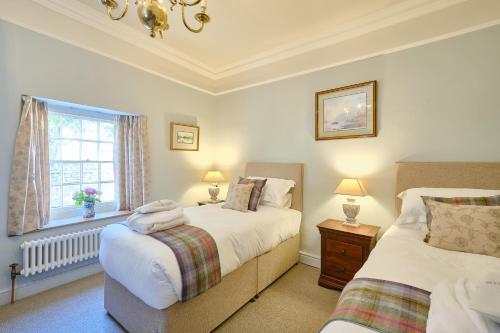 里士满Nuns Cottage Bed & Breakfast的一间卧室设有两张床和窗户。