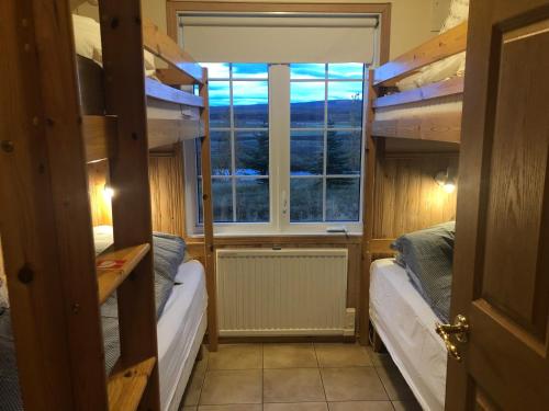 雷克霍特伊加索尔小屋旅馆的客房设有两张双层床和一扇窗户。