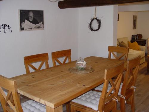 GrebenhainFerienhaus Kaline的木饭厅桌子和椅子