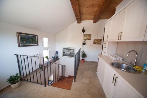威尔帕扎Vida`s house的一个带水槽的厨房和楼梯