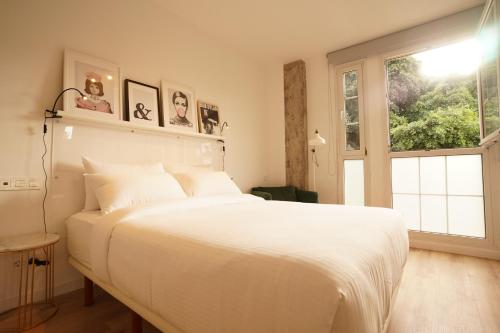 大加那利岛拉斯帕尔马斯THE STAY Las Palmas VV的卧室设有一张白色大床和一扇窗户。