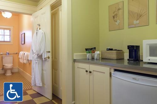 Upper Lake托尔曼酒店 的一间带水槽、卫生间和微波炉的浴室