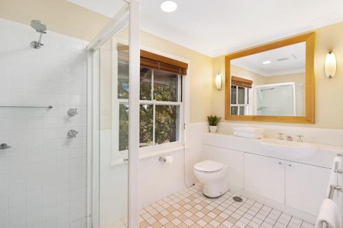 波高尔宾赤霞珠别墅的浴室配有卫生间、盥洗盆和淋浴。