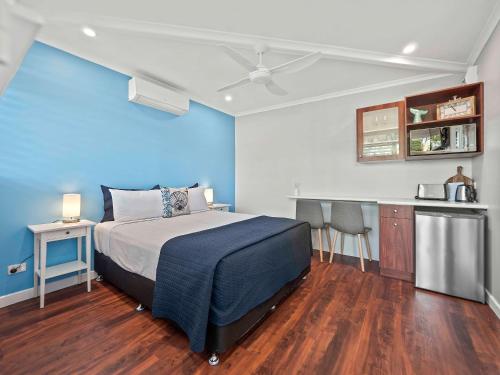 巴利纳阿尔玛旅游莫泰饭店的一间卧室设有一张床和蓝色的墙壁