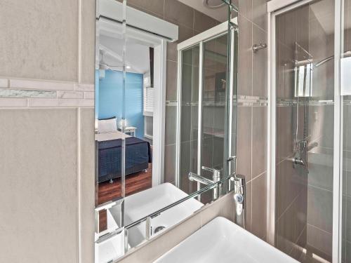 巴利纳阿尔玛旅游莫泰饭店的一间带水槽和镜子的浴室