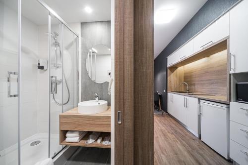 基辅Amarant Apart Hotel by CHM的一间带水槽和淋浴的浴室