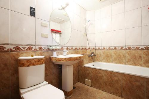 基隆华都饭店 的浴室配有盥洗盆、卫生间和浴缸。