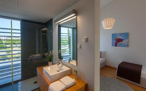 特罗亚Troia Residence by The Editory - Beach Houses的一间带水槽和镜子的浴室