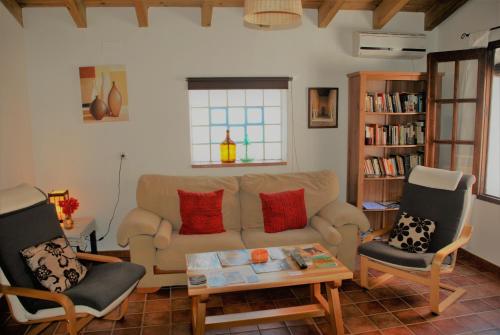 阿尔莫纳斯特尔拉雷亚尔Casa Rural La Torre的客厅配有沙发和两把椅子
