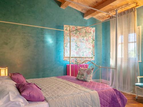 安科纳Relais B的一间卧室设有一张床和蓝色的墙壁