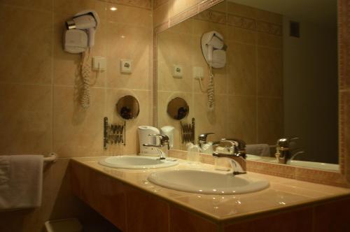 帕斯底拉卡萨熊猫酒店的一间带两个盥洗盆和大镜子的浴室
