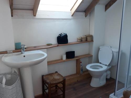 圣玛丽-迪蒙LE PIGEONNIER UTAH BEACH的一间带水槽和卫生间的浴室