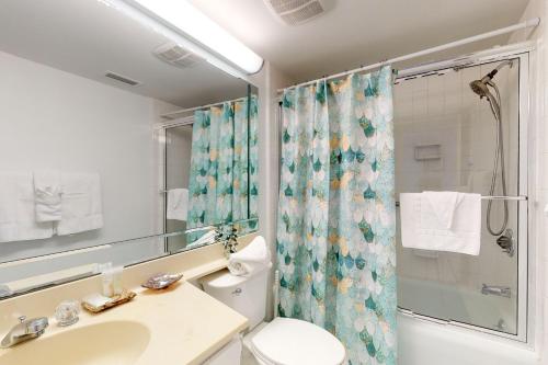默特尔比奇Arcadian 8D的带淋浴、卫生间和盥洗盆的浴室