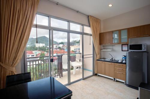 芭东海滩U Sabai Living Hotel - SHA Certified的厨房享有阳台的景致。