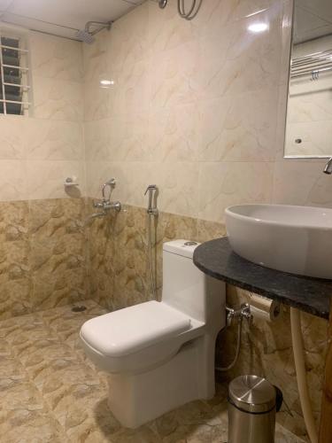 班加罗尔Hotel Airport City的一间带卫生间和水槽的浴室