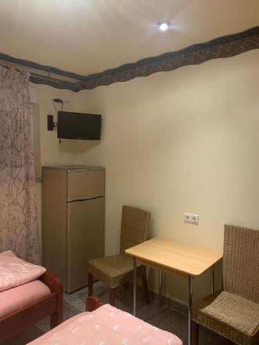 纽伦堡里诺膳食公寓酒店的配有桌椅和电视的客房
