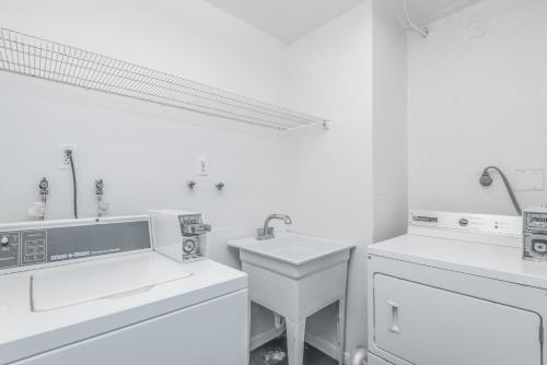 詹森比奇GetAways at Turtle Reef Club的白色的浴室设有两个盥洗盆和一个盥洗盆