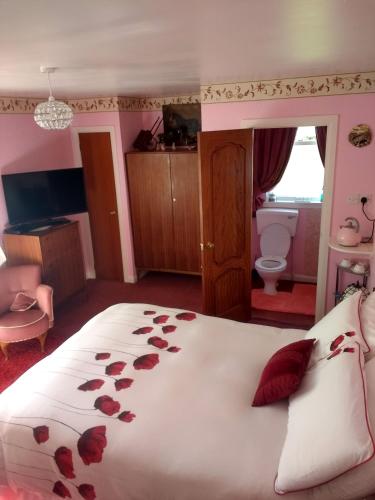 BuchlyvieLower Balwill的一间卧室配有一张玫瑰花大床