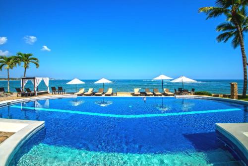 喀巴里特维林罗海滩公寓式度假酒店的一座背景海洋的游泳池