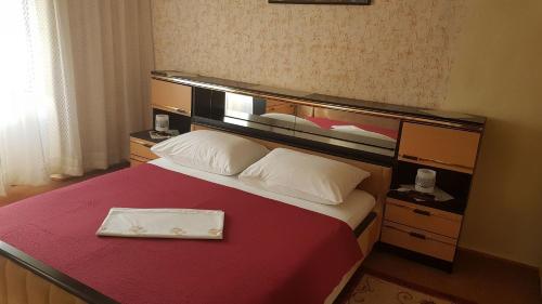 特斯特诺Holiday Home Marija - terrace的酒店客房,配有一张红色毯子和盘子床