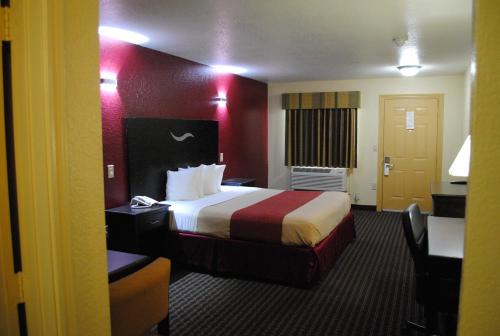 沃思堡苏格兰沃思堡汽车旅馆的配有一张床和一张书桌的酒店客房