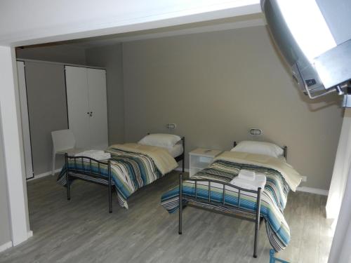 玛德琳港德尔雷酒店的带两张床和镜子的客房
