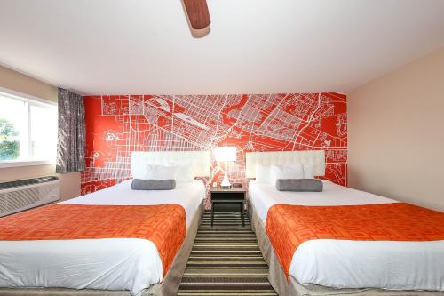 温尼伯豪生国际快捷旅馆的红色墙壁客房的两张床
