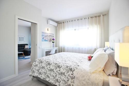 埃斯托利尔T1 Casino Estoril的一间卧室设有一张大床和一个窗户。
