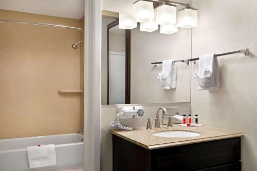 科尔特斯科特斯戴斯酒店的一间带水槽和镜子的浴室