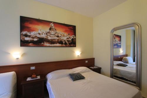 罗马特拉兹梵蒂冈住宿加早餐旅馆的酒店客房,设有两张床和镜子