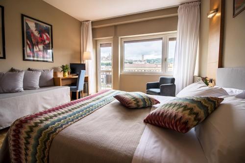 斯波莱托克拉丽奇酒店的酒店客房带一张大床,上面有枕头