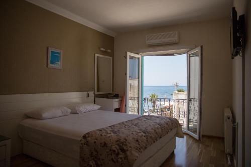 图尔古特雷斯Kortan Hotel的一间卧室配有一张床,享有海景