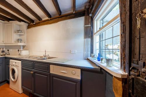 BridgePrimrose Cottage at The Shippe的厨房设有水槽和窗户。