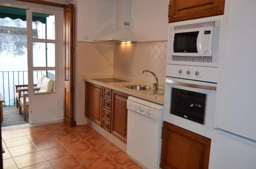 桑卢卡尔-德巴拉梅达CASA MILER的厨房配有水槽和微波炉