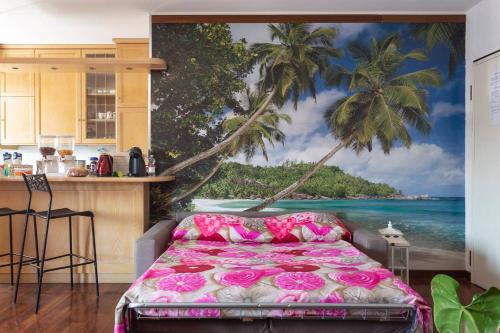 帕多瓦Appartamento Fornace的厨房设有1间带棕榈树壁画的卧室
