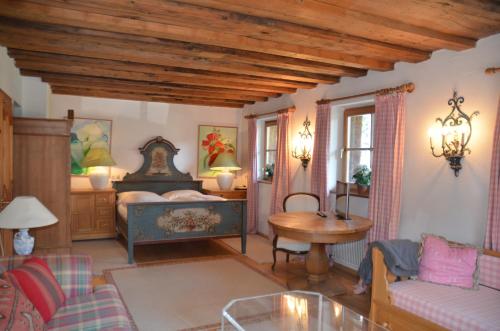 基茨比厄尔附近赖特慕尼克奥城堡酒店的卧室配有一张床和一张桌子