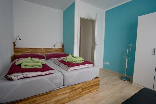 巴特斯哈尔巴赫Salotto di LaZia的一间卧室设有两张单人床和蓝色的墙壁。