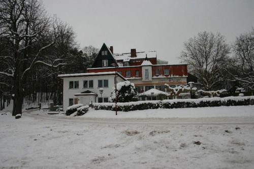 埃尔策帕潘霍夫阿姆贝特酒店的大房子在院子里被雪覆盖