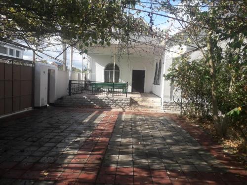 纳布兰Rey的白色建筑的庭院,设有绿色长凳