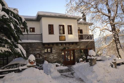 扎戈拉Φιλυρέα - Ενοικιαζόμενα Δωμάτια的雪覆盖的房子